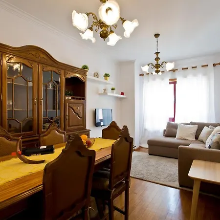 Rustic Bright Flat W/ Netflix - City Centre Porto