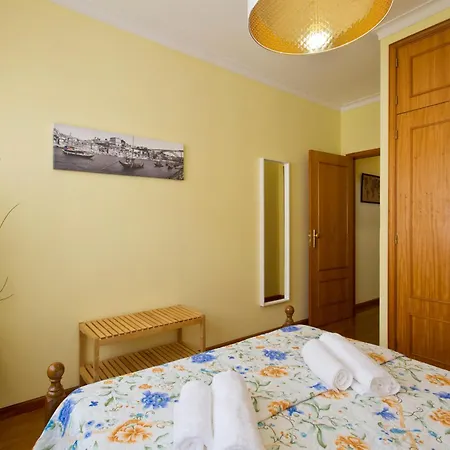 Rustic Bright Flat W/ Netflix - City Centre Apartment *